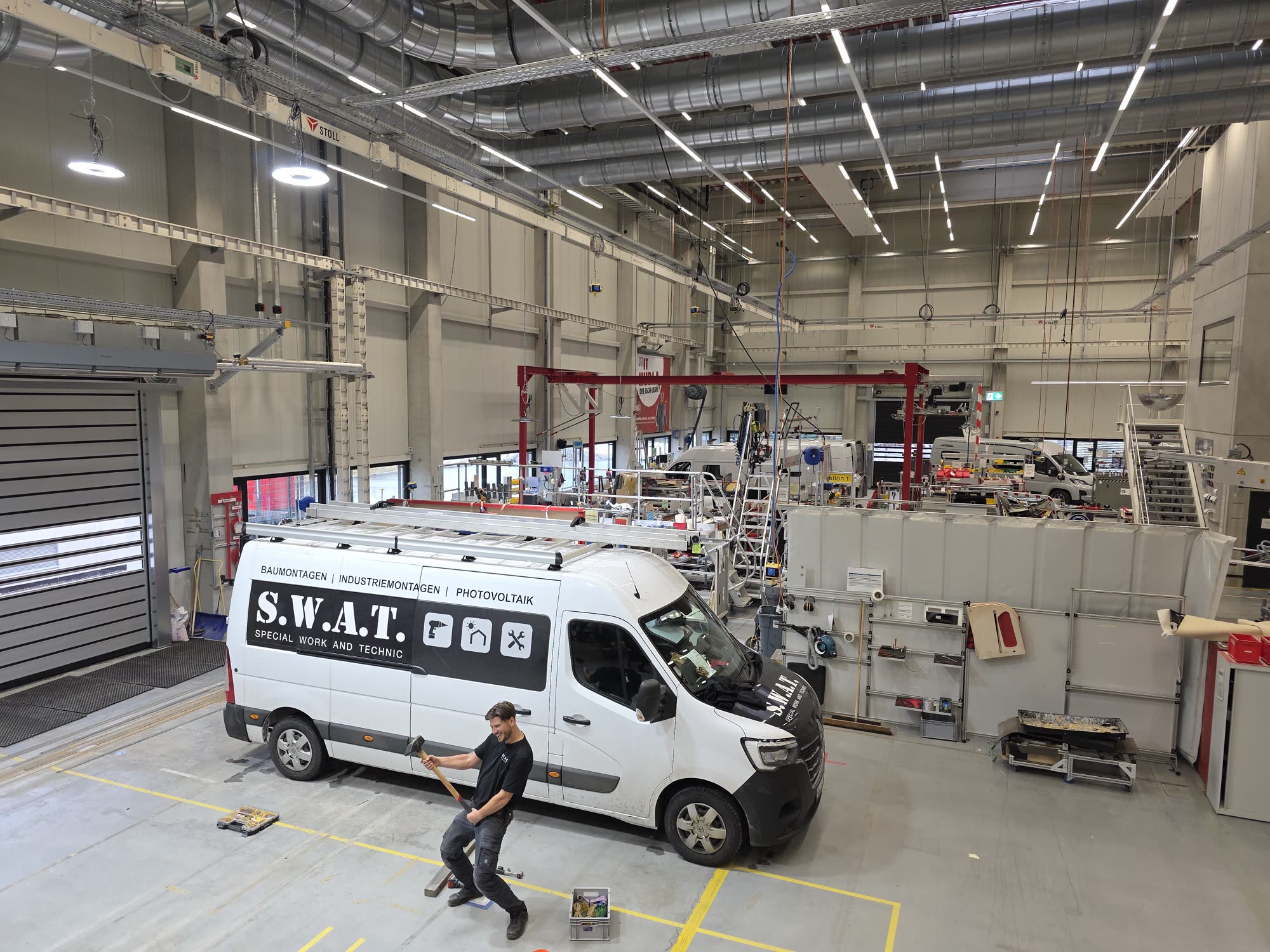 S.W.A.T. Einsatzfahrzeug in einer modernen Industriehalle